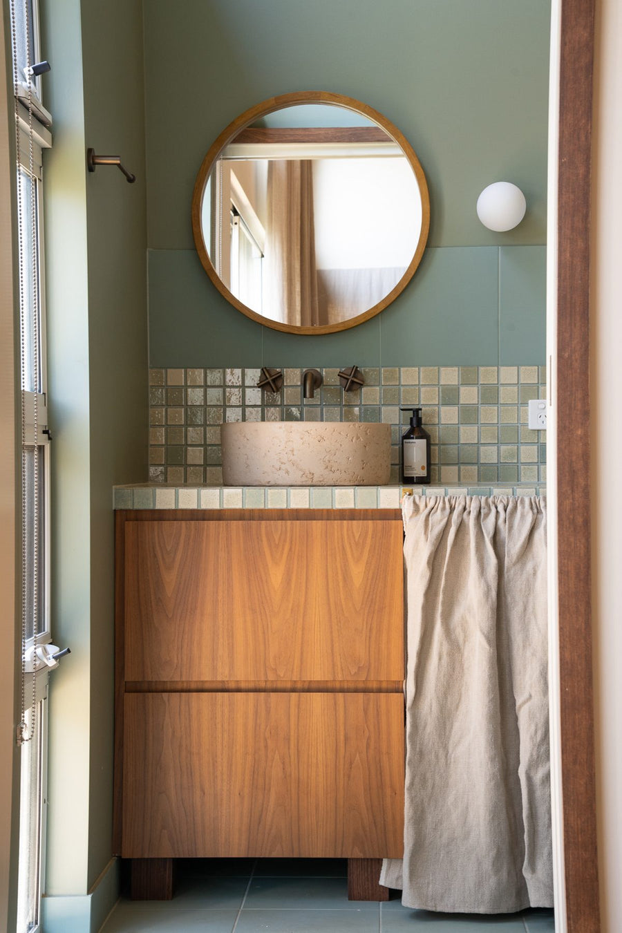 Aarde Round Basin in Rammed Earth, Jan Juc home